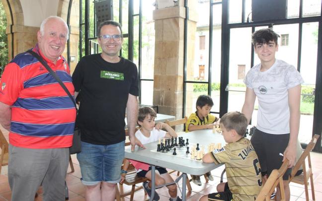 Anton Inza, Alberto y Markel Vesga, padre e hijo, antes del arranque de la clase que este pasado jueves se llevó a cabo dentro del programa de actividades de la Uda Kanpaina.