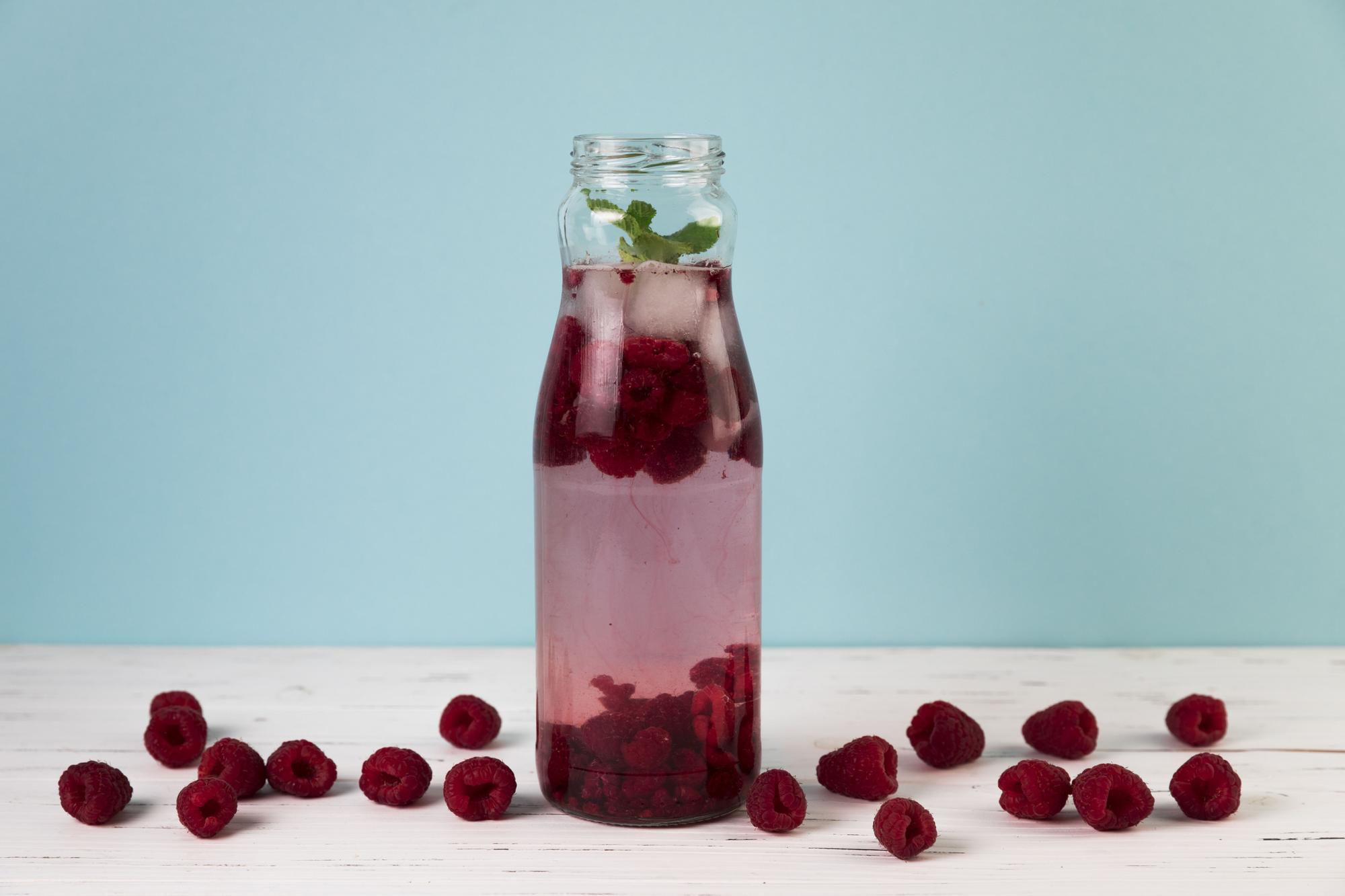 Agua infusionada con frambuesas