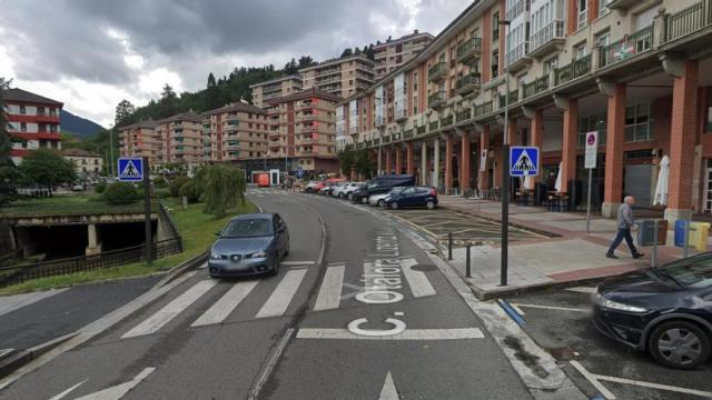 El paso de cebra cuenta con doce puntos de luz, de los cuales ocho están fuera de servicio.