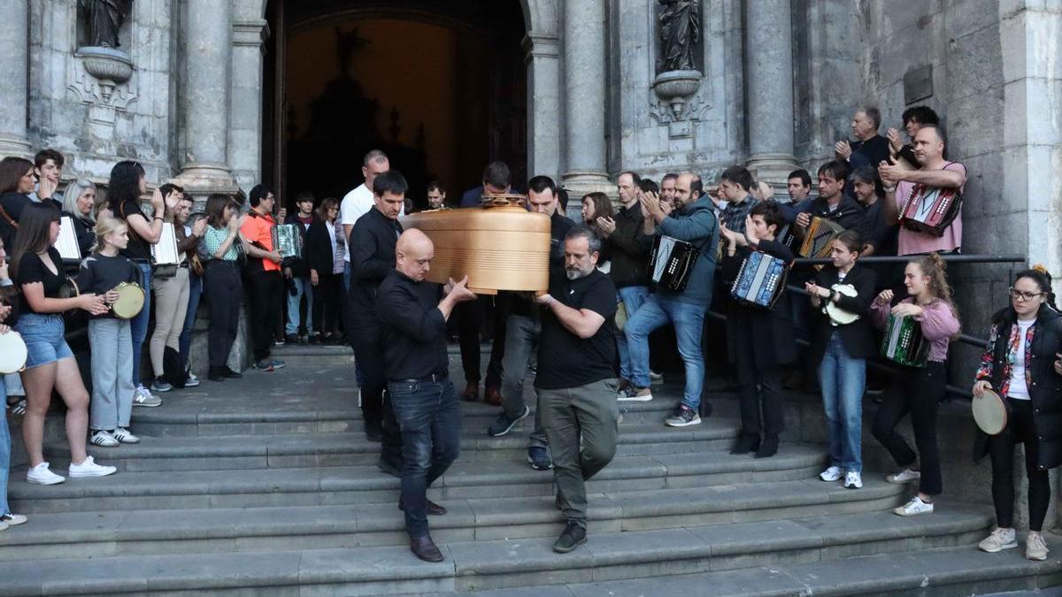 Trikitixaren musika presente egon zen Azkoitiko Izer trikitilariaren agurrean
