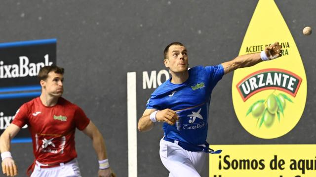 Iñaki Artola y Unai Laso, en la semifinal del Manomanista que ganó el alegiarra en el Atano III de Donostia.