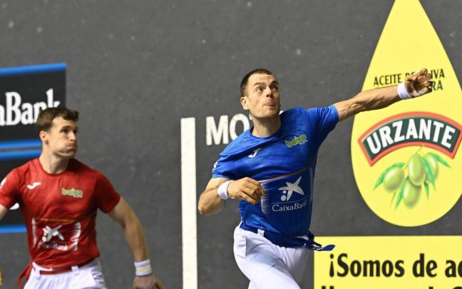 Iñaki Artola y Unai Laso, en la semifinal del Manomanista que ganó el alegiarra en el Atano III de Donostia.