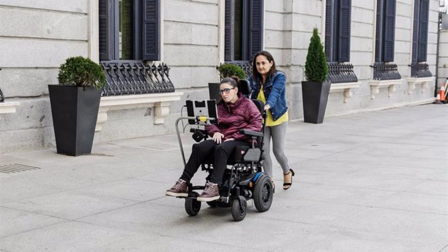 Una persona afectada de ELA frente al Congreso.