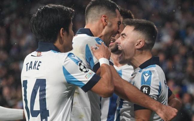 Ander Barrenetxea celebra eufórico el gol que anotó ante el Benfica junto a Brais, Merino y Kubo. / RUBEN PLAZA