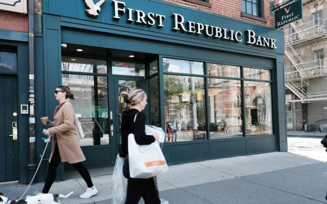 Dos mujeres pasean ante una sucursal de First Republic Bank en Nueva York.