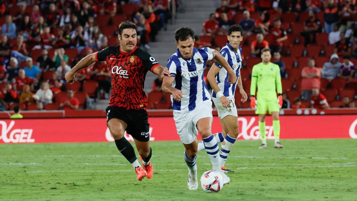 Martin Zubimendi controla un balón en el duelo en Palma de Mallorca. / CATI CLADERA