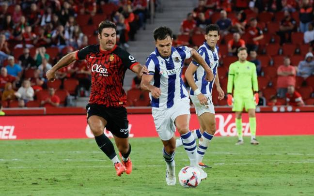 Martin Zubimendi controla un balón en el duelo en Palma de Mallorca. / CATI CLADERA