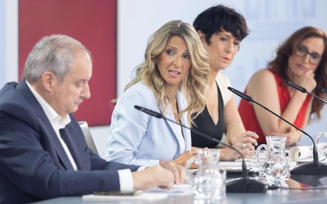 Las ministras Díaz, Saiz y García y el ministro Hereu, en la rueda de prensa posterior al Consejo de Ministros