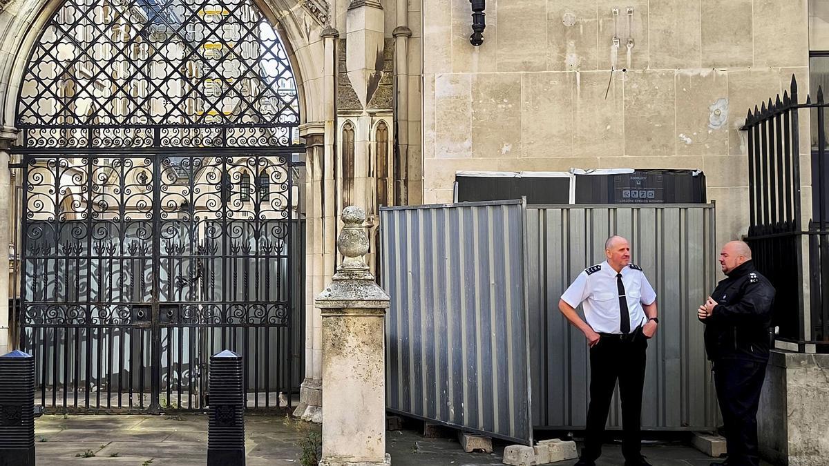Agentes junto al mural de Banksy, que ha sido tapado.