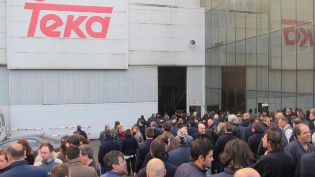 Trabajadores de Teka se concentran contra el ERE anunciado por la empresa.