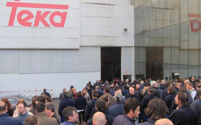 Trabajadores de Teka se concentran contra el ERE anunciado por la empresa.