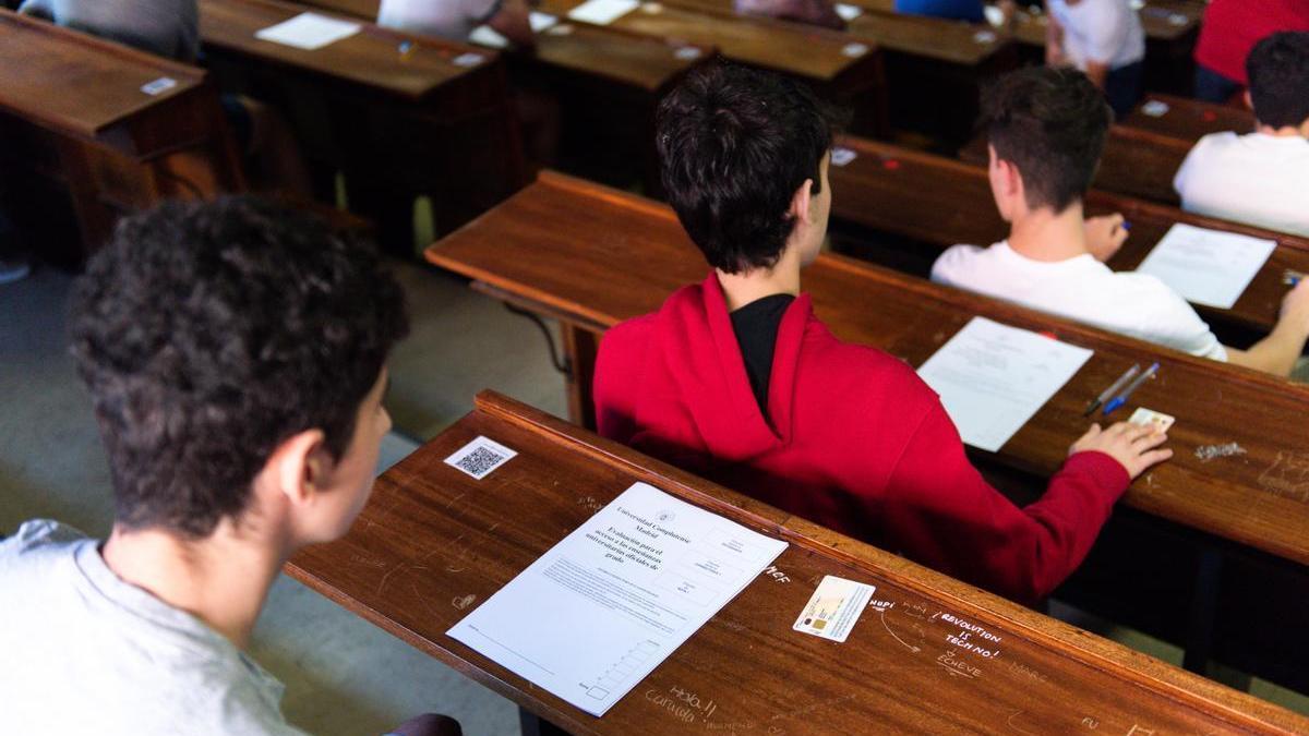 Varios estudiantes en una prueba de acceso a la universidad.