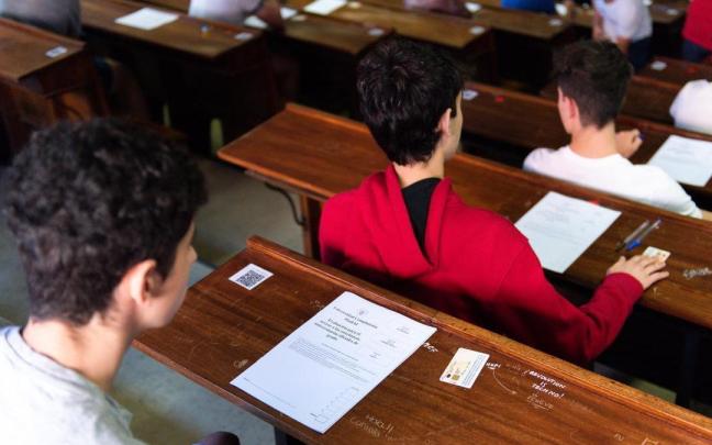 Varios estudiantes en una prueba de acceso a la universidad.
