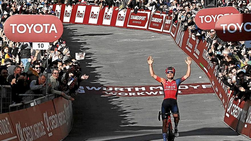 Thomas Pidcock celebra su triunfo en la Strade Bianche. | FOTO: EFE