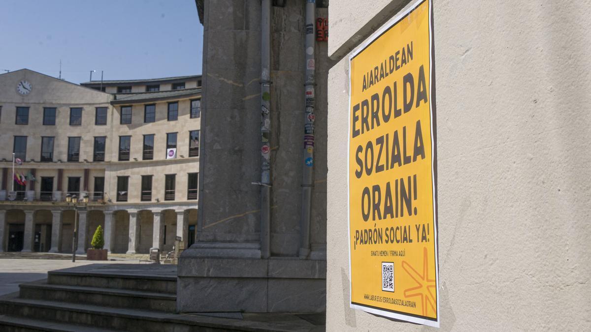 Cartel llamando a la firma de un padrónsocial en Aiaraldea en la Herriko Plaza de Laudio