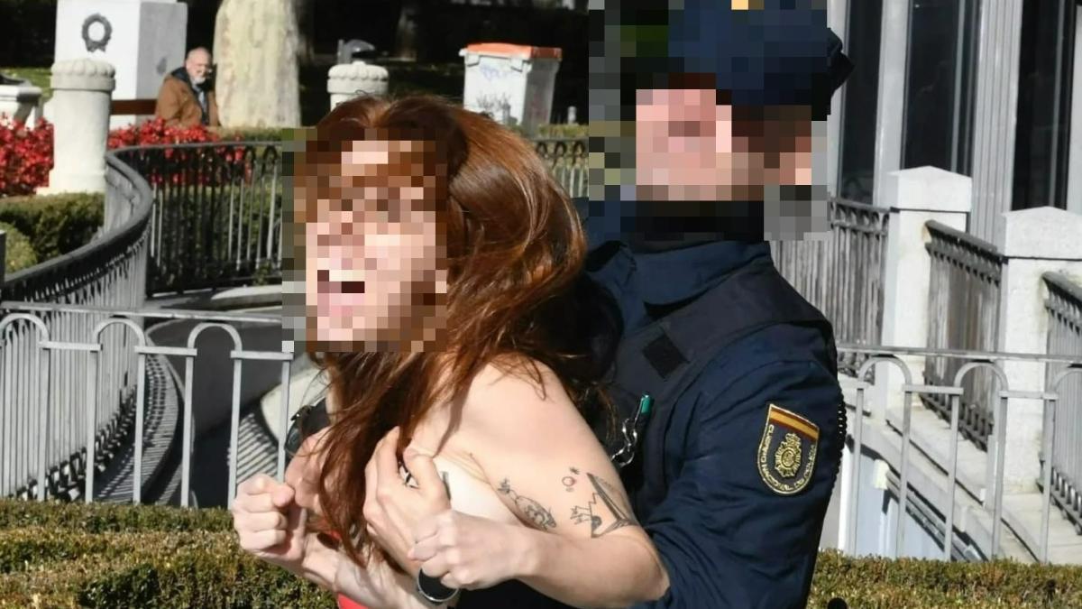 Momento en el que el agente de policía detiene a la activista de FEMEN.