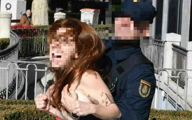 Momento en el que el agente de policía detiene a la activista de FEMEN.