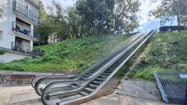 Las escaleras mecánicas del barrio de Artia, en Irun, cerca de donde se instalará el nuevo ascensor entre Darío de Regoyos y Juan Thalamas Labandibar