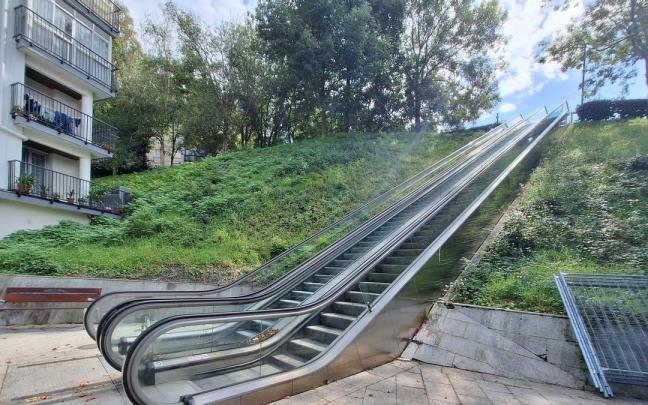 Las escaleras mecánicas del barrio de Artia, en Irun, cerca de donde se instalará el nuevo ascensor entre Darío de Regoyos y Juan Thalamas Labandibar