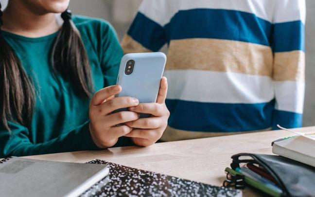 Niños jugando con un teléfono móvil