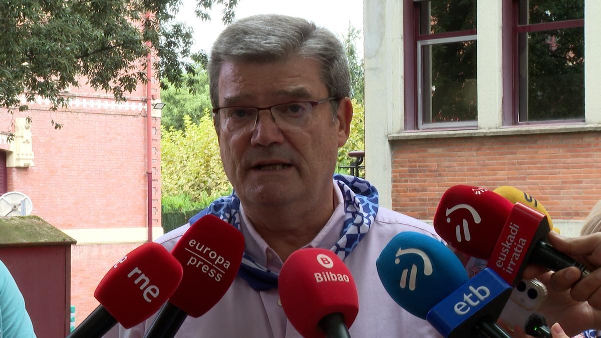 El alcalde de Bilbao, Juan Mari Aburto, ante el Hospital de Basurto.