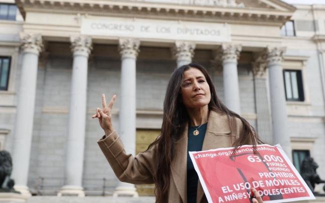 Ángela Sánchez Pérez Merino posa frente al Congreso de los Diputados para presentar la lista de firmas. Ángela Sánchez Pérez Merino posa frente al Congreso de los Diputados para presentar la lista de firmas.
