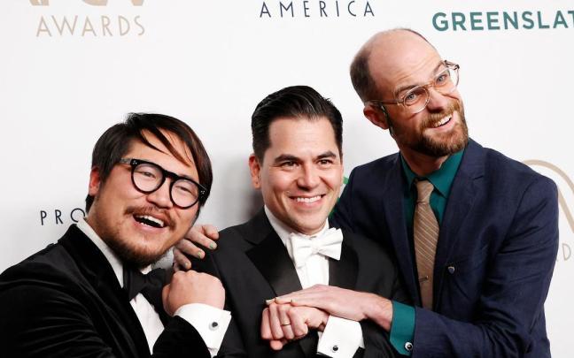 Los directores Daniel Kwan (i) y Daniel Scheinert (d).