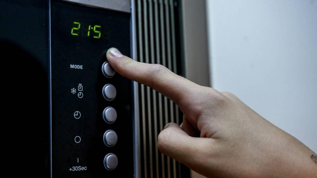 ¿Cuánto cuesta tener el microondas enchufado todo el día? Esto es lo que dicen los expertos