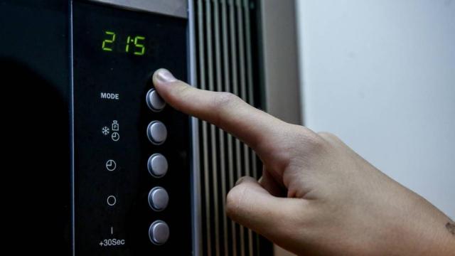 ¿Cuánto cuesta tener el microondas enchufado todo el día? Esto es lo que dicen los expertos