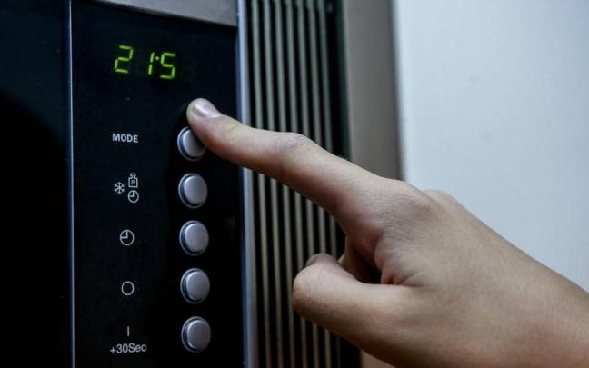 ¿Cuánto cuesta tener el microondas enchufado todo el día? Esto es lo que dicen los expertos