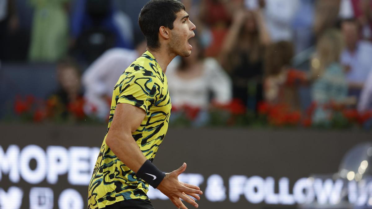 Carlos Alcaraz celebra su victoria en el Mutua Madrid Open