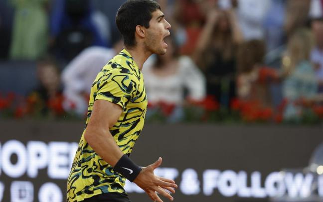 Carlos Alcaraz celebra su victoria en el Mutua Madrid Open