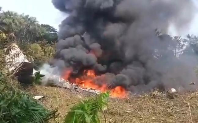 Un avión militar colombiano se estrella.
