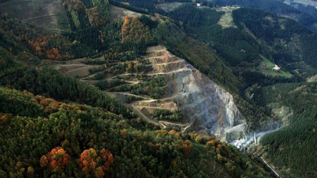 La carretera GI-631 y la cantera de Urretxu.