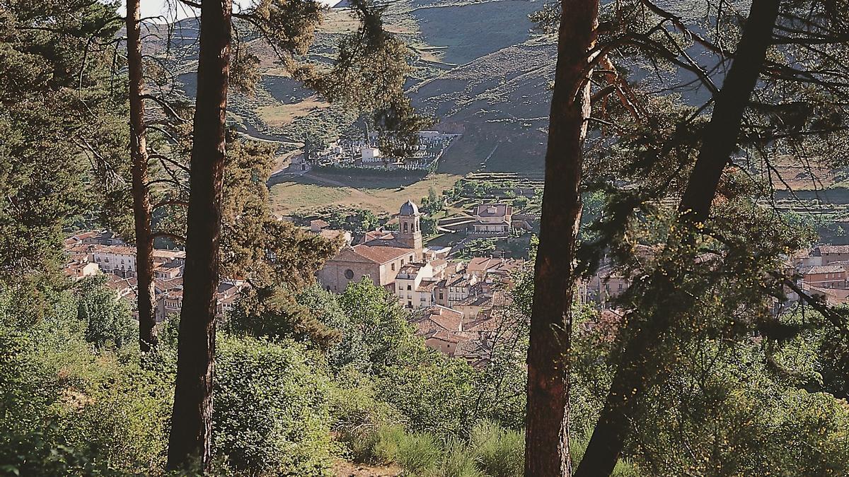 Pradoluengo, pueblo entre bosques y prados atravesado por el río Oropesa