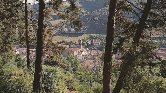 Pradoluengo, pueblo entre bosques y prados atravesado por el río Oropesa