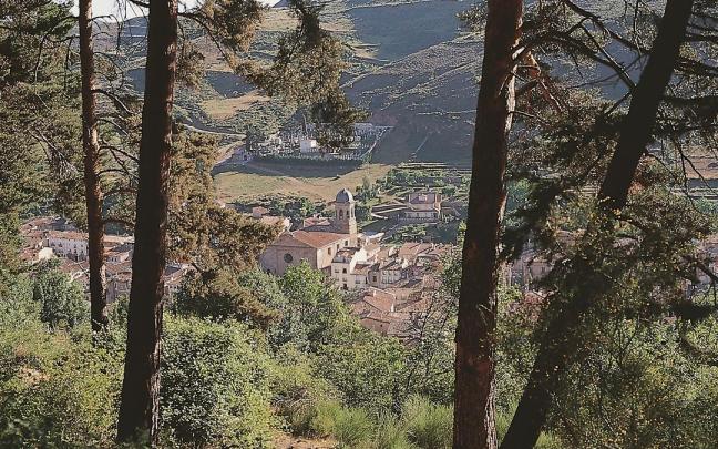 Pradoluengo, pueblo entre bosques y prados atravesado por el río Oropesa