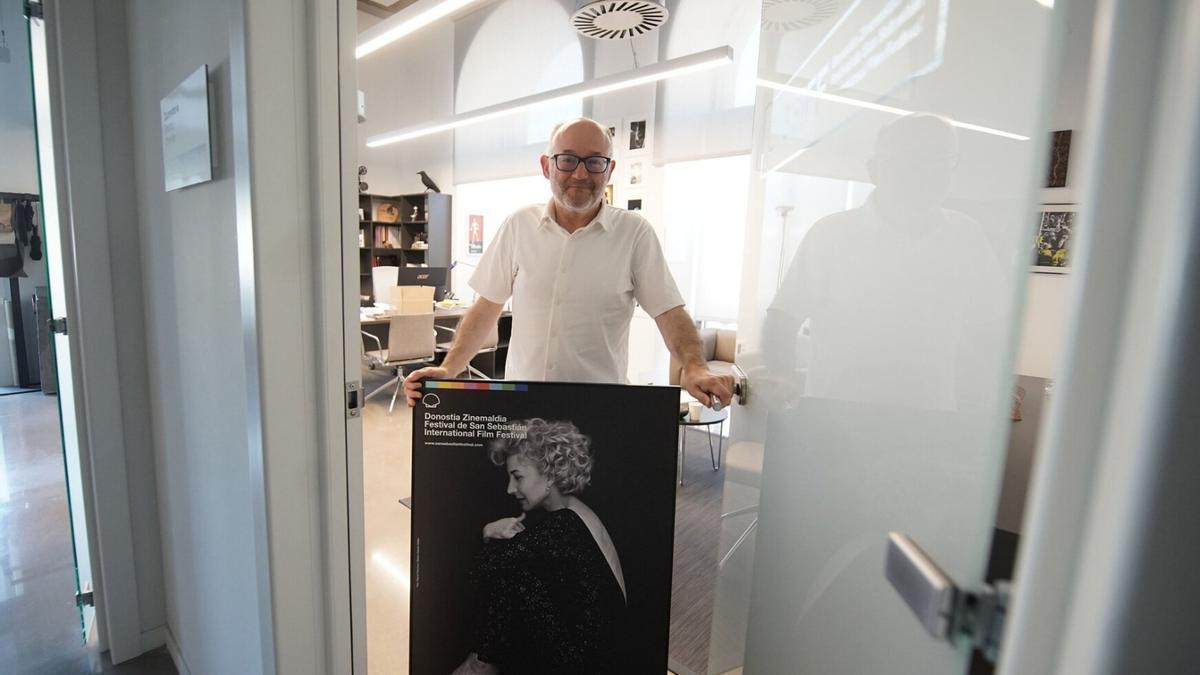 José Luis Rebordinos posa con el cartel de la 73ª edición en su despacho del Zinemaldia
