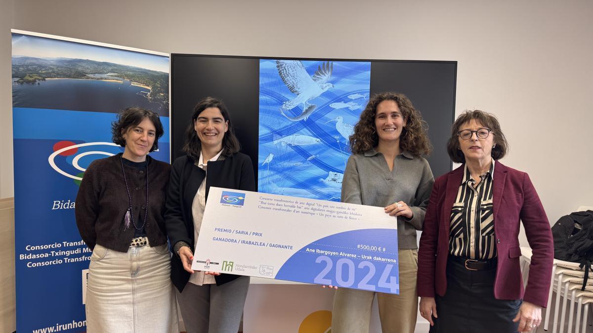 Estitxu Urtizberea, Nuria Alzaga, Ane Ibargoyen e Itziar Aizpuru, durante la entrega del premio.