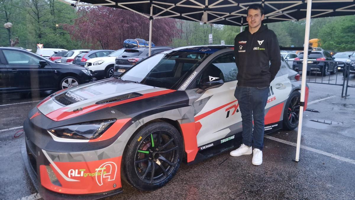 Ander Gamón en la presentación de su nuevo coche.