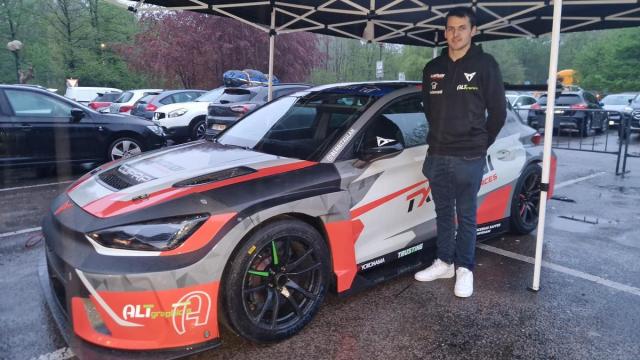 Ander Gamón en la presentación de su nuevo coche.