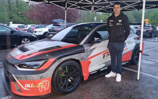 Ander Gamón en la presentación de su nuevo coche.