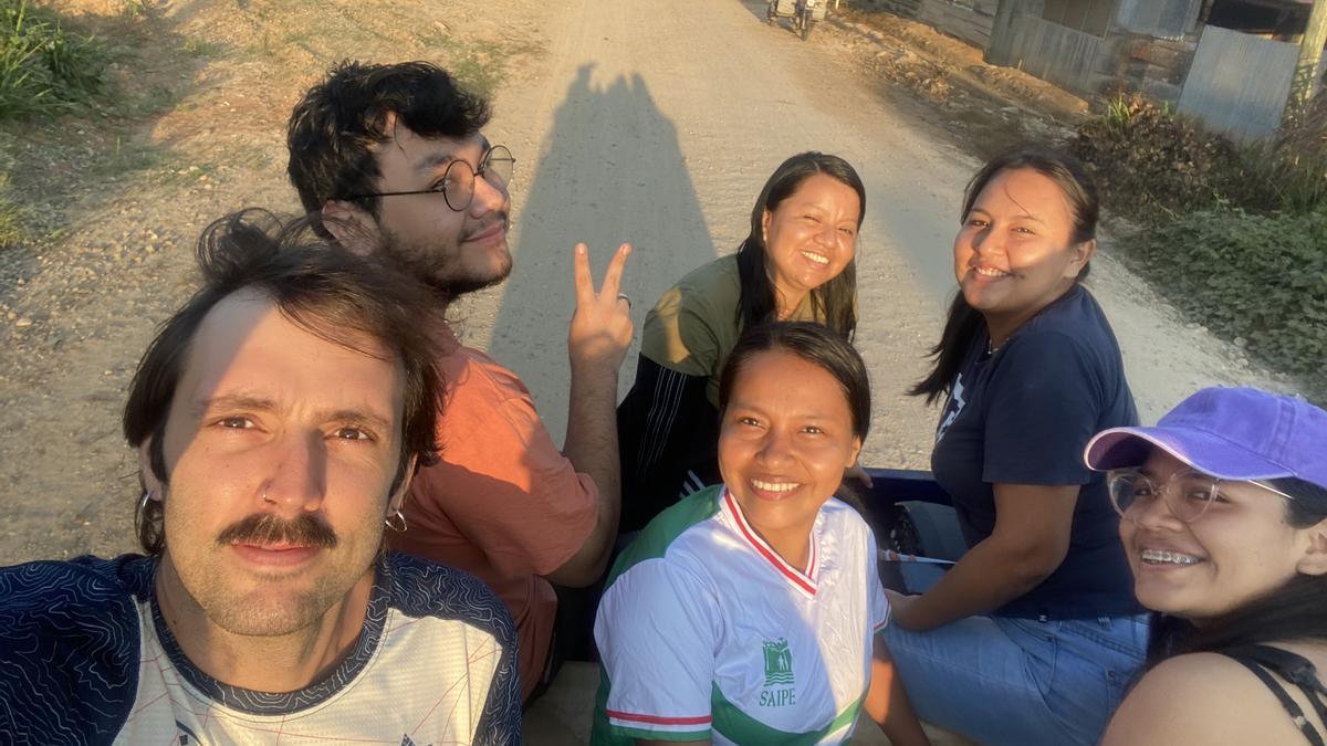 Sergio disfruta de un atardecer en Perú en buena compañía.