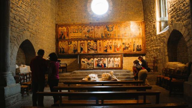 Interior de la capilla torreón en Quejana
