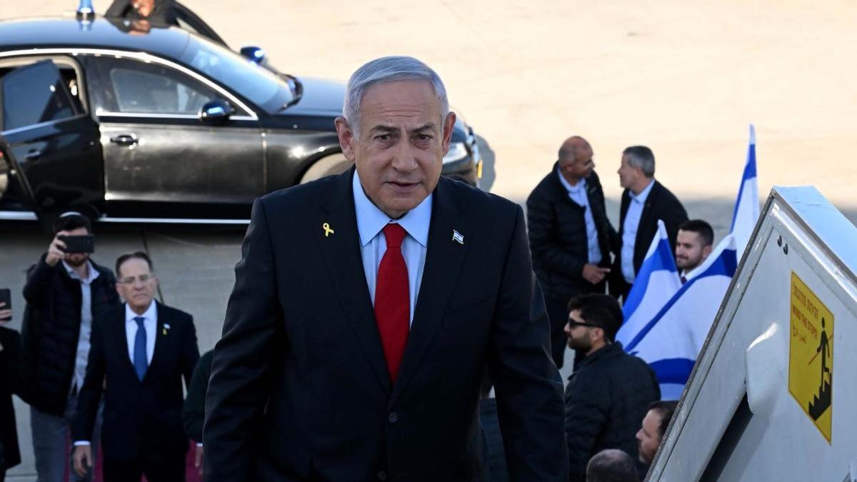 El presidente israelí Benjamin Netanyahu antes de partir rumbo a Washington para reunirse con Donald Trump