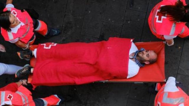 Aingeru Morrás es evacuado por la Cruz Roja.