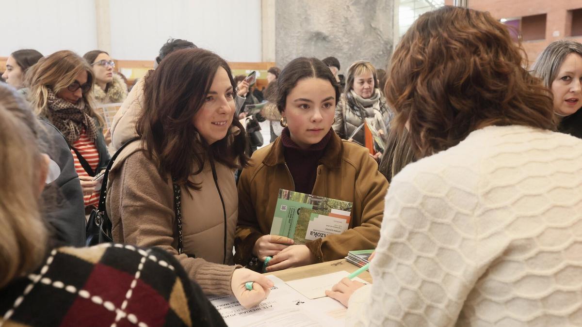Una joven estudiante se informa junto a su madre de los diferentes grados que oferta la EHU.