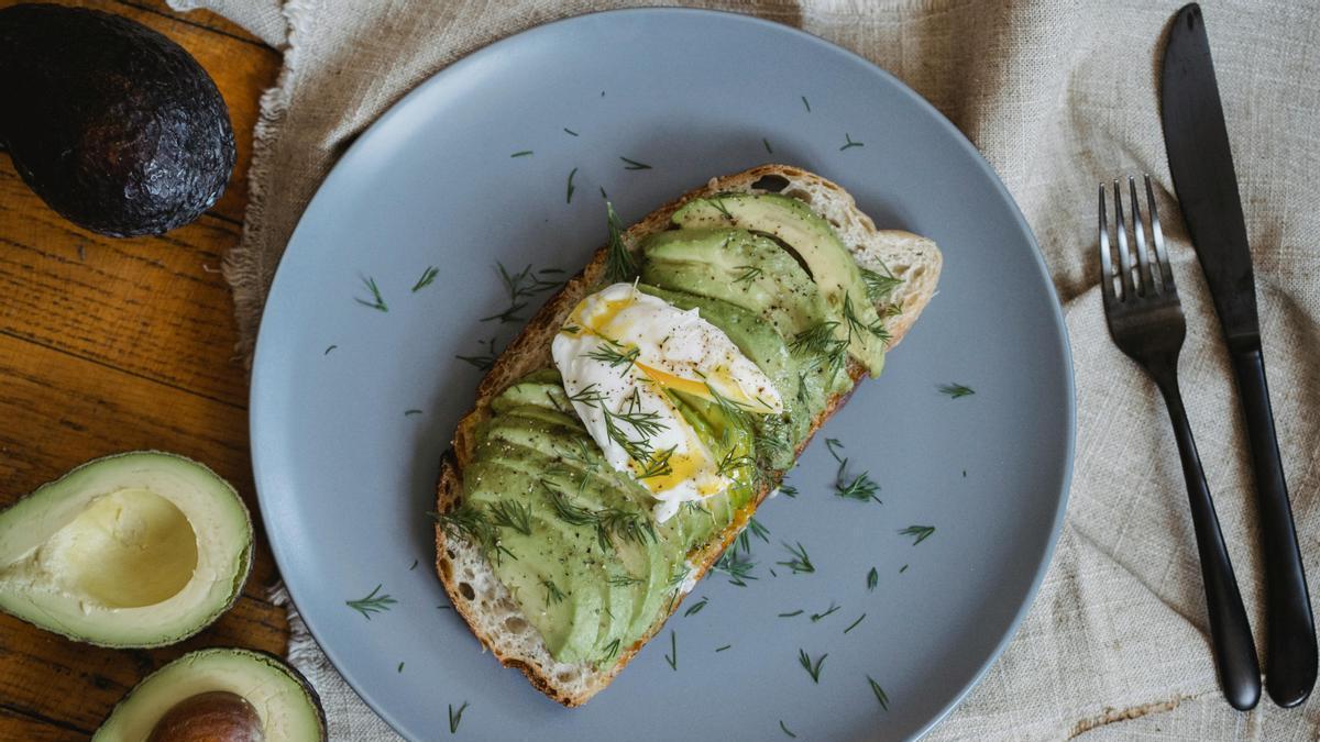 Tostada con aguacate y huevo poché para un desayuno saludable