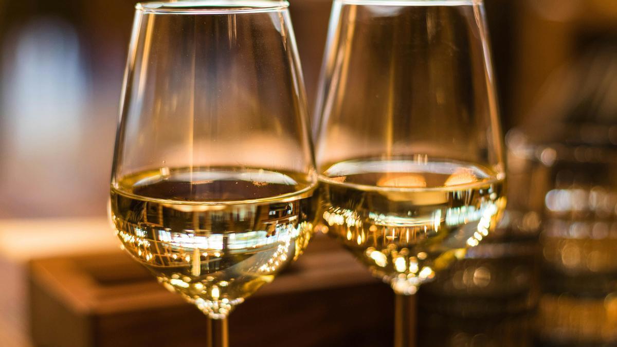 Dos copas de vino blanco
