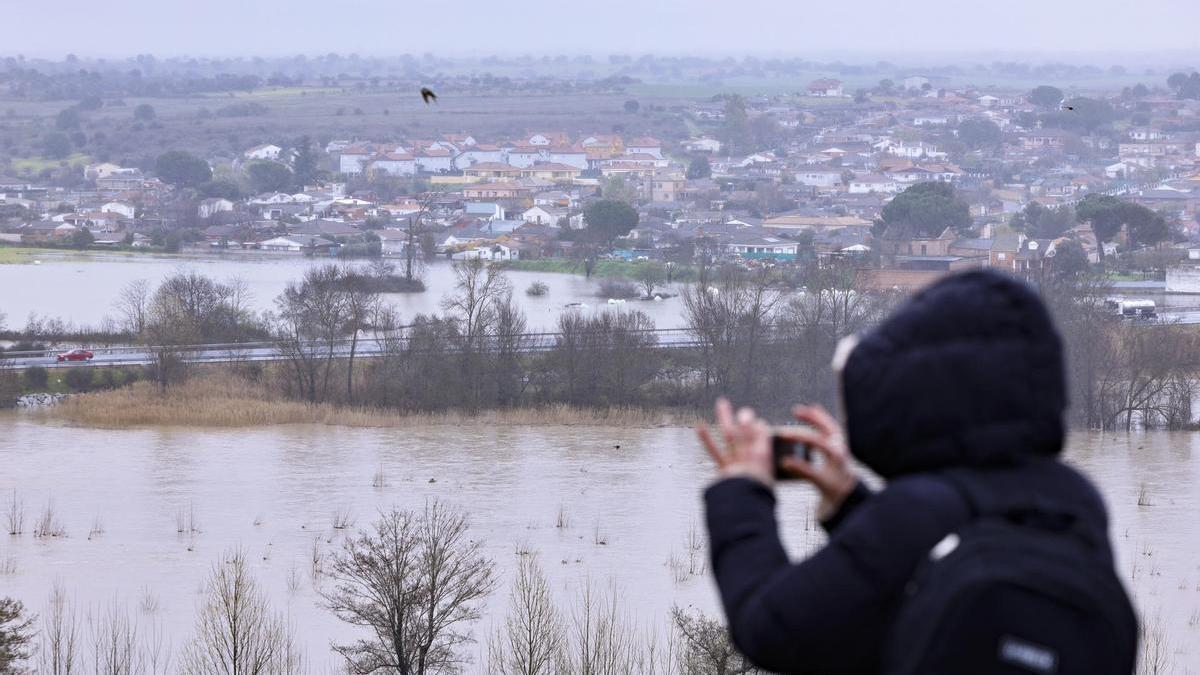 El temporal de lluvias ha obligado a más de cien personas del municipio de Escalona, en Toledo, a abandonar sus casas.